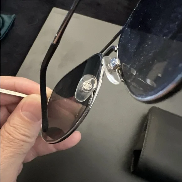 Vintage CHANEL 4189 Aviator Mirror Sunglasses Made In Italy display picture 3